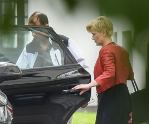 Monika Richardson usługuje ukochanemu