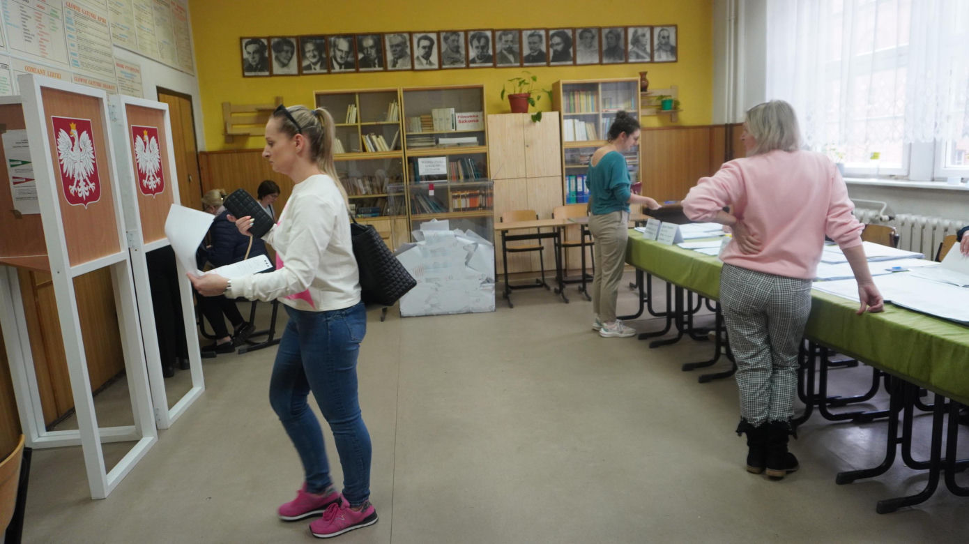 Wybory samorządowe 2024. Olsztynianie ruszyli do urn. Zobacz zdjęcia