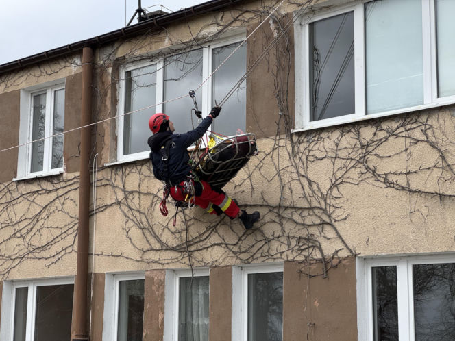 Potężne manewry strażaków na Pomorzu. Do akcji weszły psy ratownicze i policyjni antyterroryści