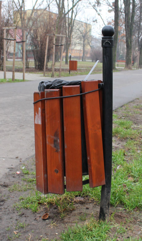 Wandale zniszczyli ławki oraz ogrodzenie