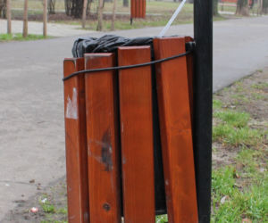 Wandale zniszczyli ławki oraz ogrodzenie