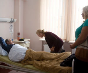 2XL odc. 9. Agata (Elżbieta Romanowska), ojciec Agaty (Witold Dębicki), Maria (Małgorzata Zajączkowska)