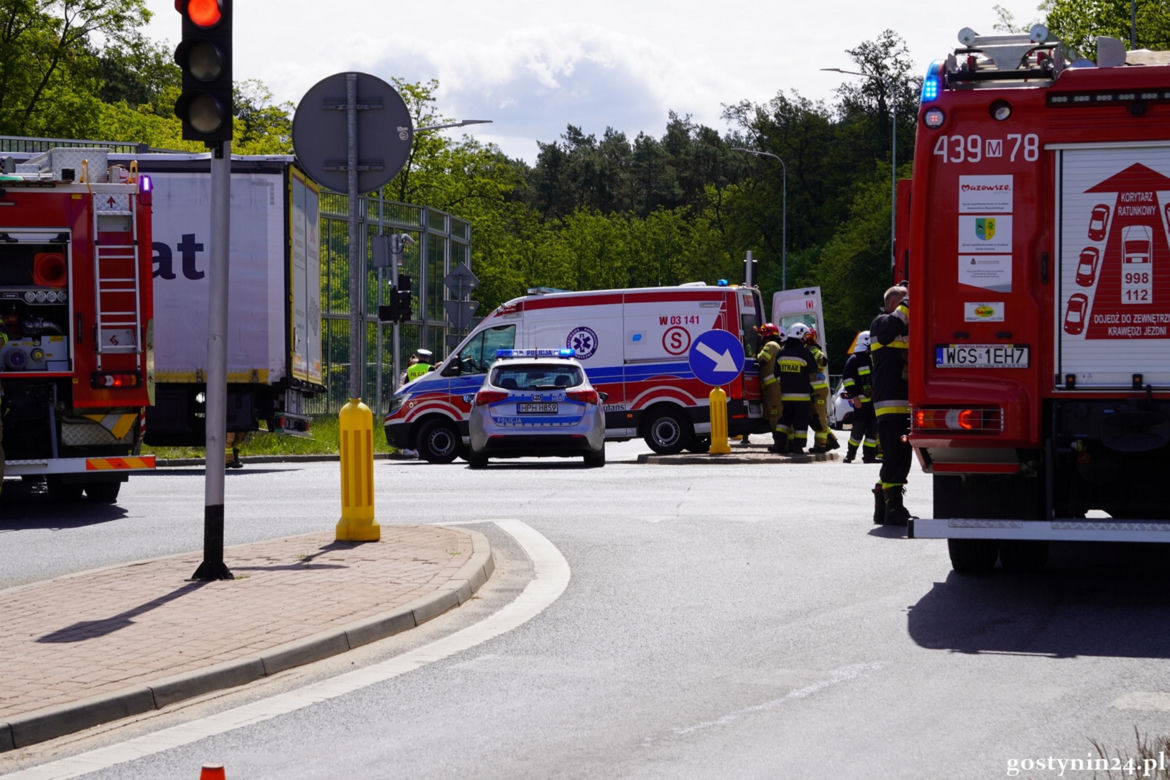 Tragiczny wypadek w Gostyninie. Wjechała toyotą pod tira. Nie żyje