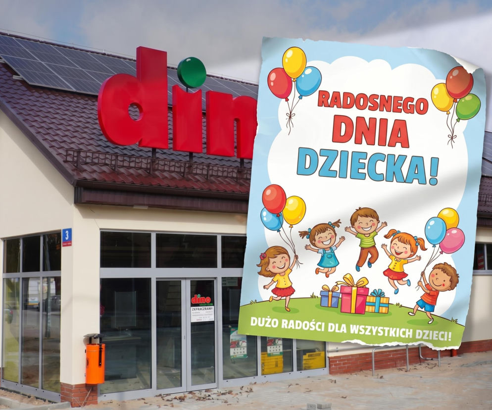 Front sklepu Dino z czerwonym logo na dachu z panelami fotowoltaicznymi. Część zdjęcia zakrywa plakat z napisem Radosnego Dnia Dziecka! i uśmiechniętymi dziećmi z balonami i prezentami, reklamujący promocje dostępne w Dino, o których więcej przeczytasz na Super Biznes.