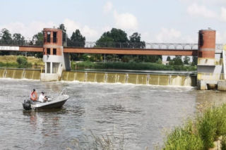 Wrocław: Pijany mężczyzna chciał wskoczyć do Odry. Stał już na barierkach