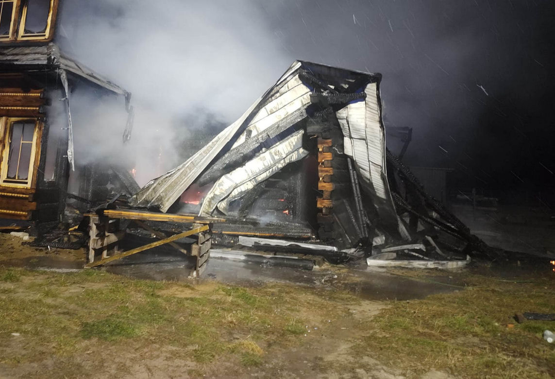 Tragedia pod Radomiem. Drewniany dom doszczętnie spłonął 