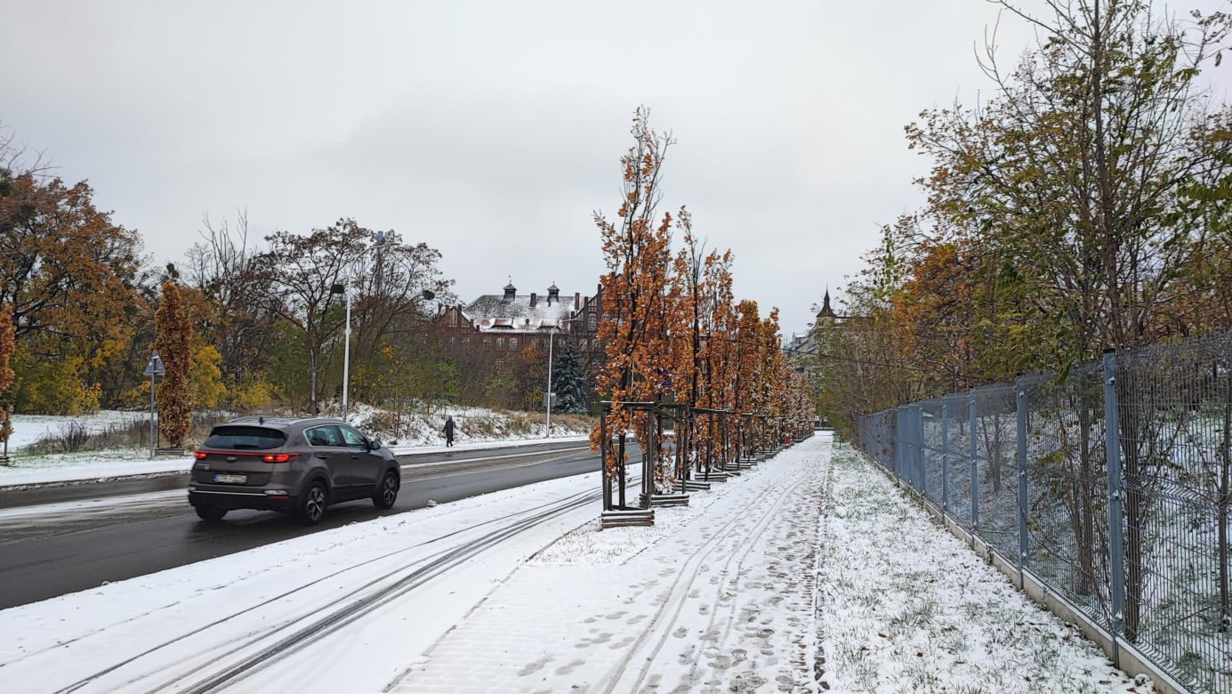 Wrocław pod śniegiem. Trudne warunki na drogach, korki, opóźnienia i awarie