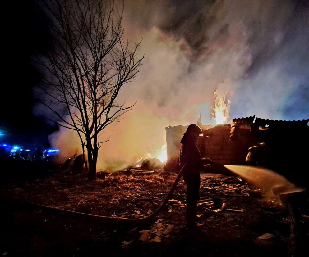 Groźny pożar budynków gospodarczych. Przyczyny wciąż nieznane