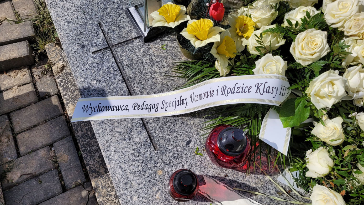 Grób 11-letniego Sebastiana zasypany białymi kwiatami. Mieszkańcy pamiętają o chłopcu