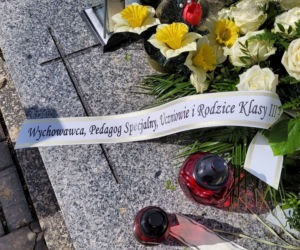 Grób 11-letniego Sebastiana zasypany białymi kwiatami. Mieszkańcy pamiętają o chłopcu