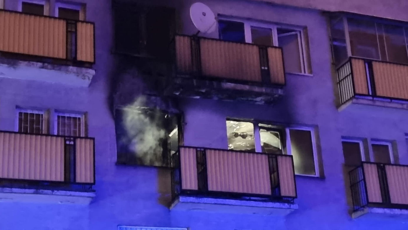 Warszawa. Gigantyczny pożar mieszkania na drugim piętrze. Dwie osoby poszkodowane