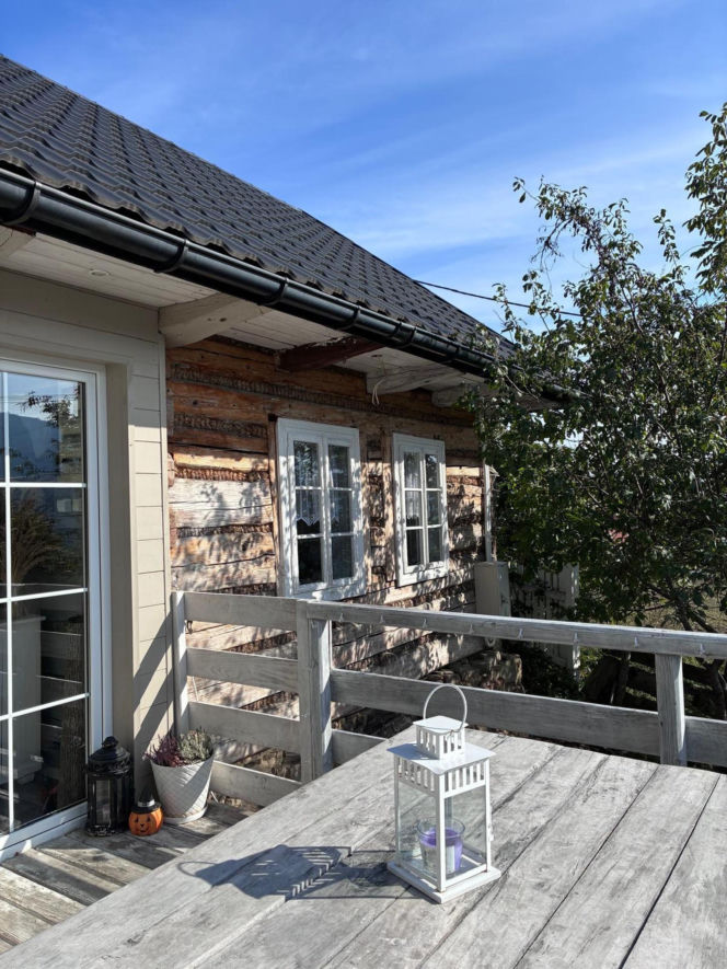 Remont drewnianej chaty w Bełdnie