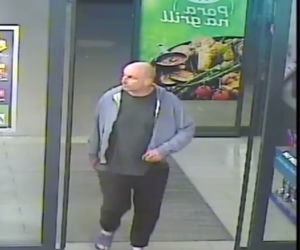 Przyszedł do sklepu w klapkach i dresie, zapakował zakupy do reklamówki i wyszedł nie płacąc