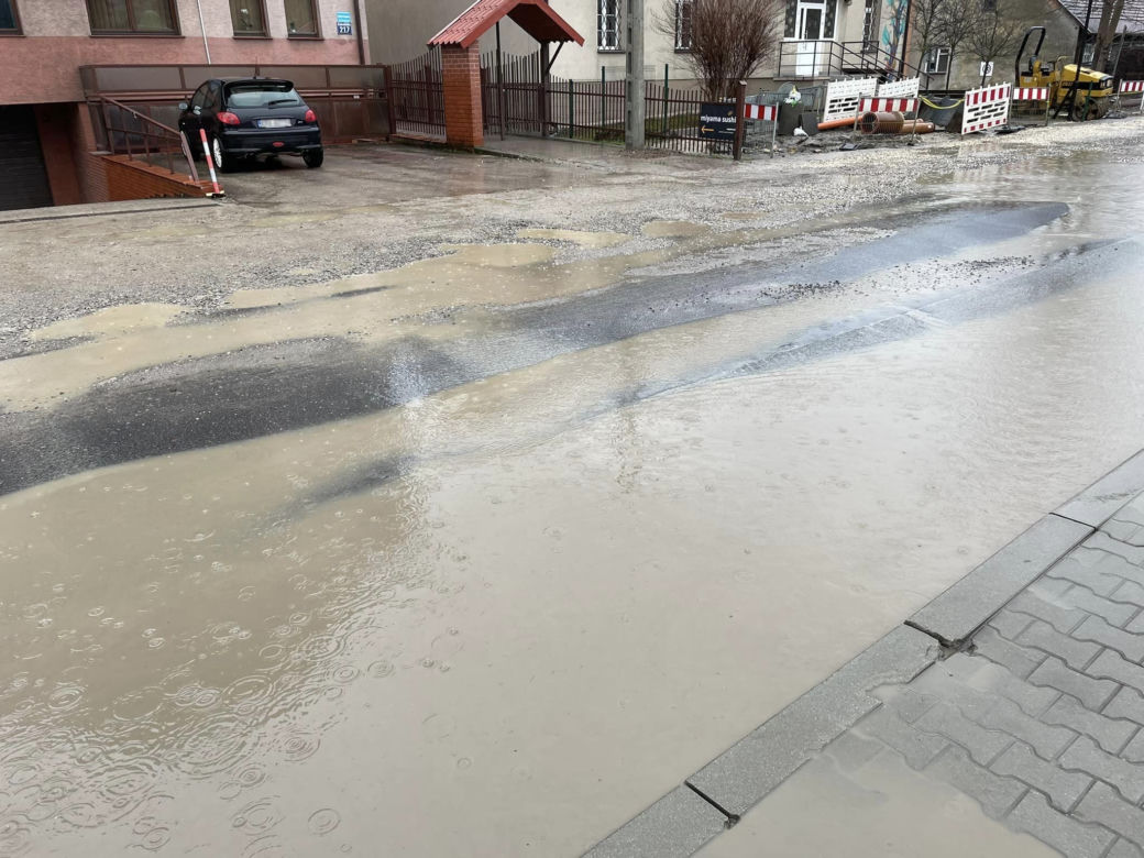 Łatwiej przepłynąć, niż przejść. Tak wyglądała remontowana ul. Królowej Jadwigi 