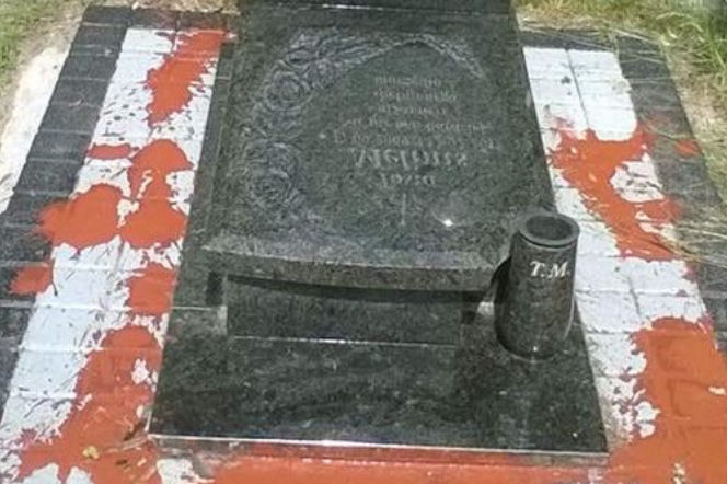 zniszczony grób