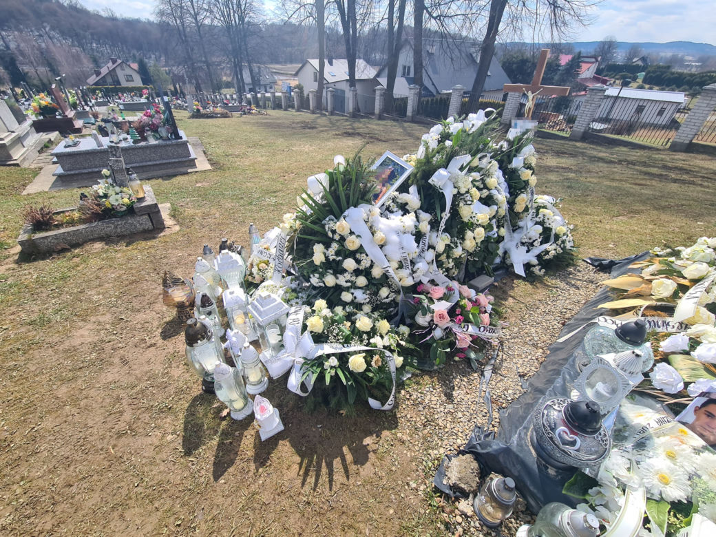 Przysietnica. Morze białych kwiatów na grobie 12-letniej Leny [GALERIA]