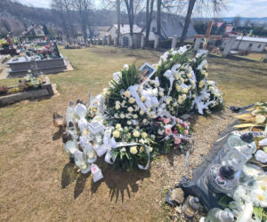 Przysietnica. Morze białych kwiatów na grobie 12-letniej Leny [GALERIA]