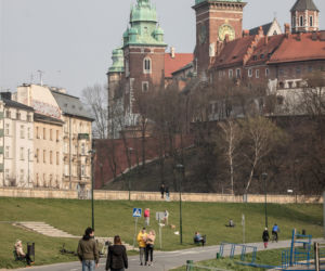 Pełne Błonia i tłumy spacerowiczów. Tak wygląda kwarantanna w Krakowie