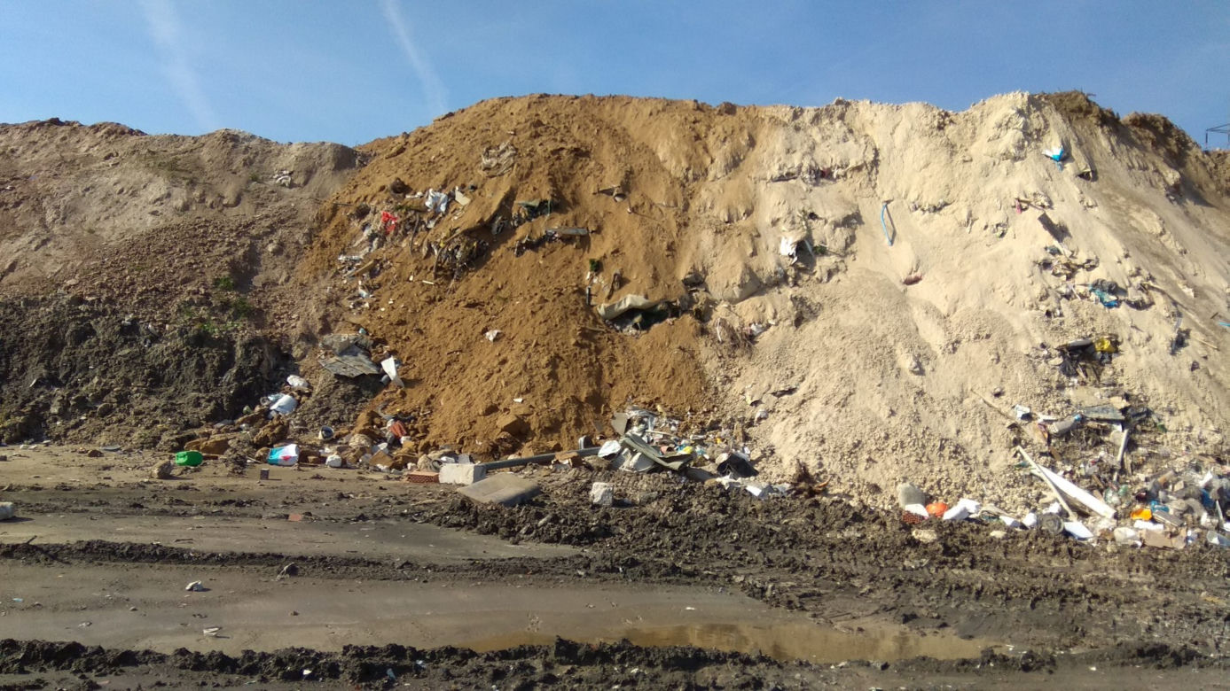 śmieci na terenie wyrobiska w Olszewicach