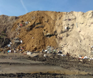śmieci na terenie wyrobiska w Olszewicach