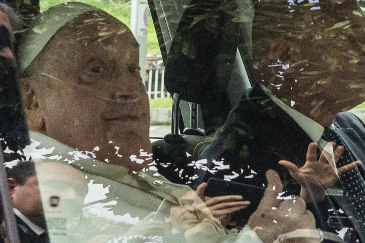 Papież Franciszek opuścił szpital po 37 dniach
