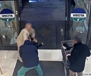 Wyrwali matce dziecko w supermarkecie! Próbowali porwać kilkulatkę