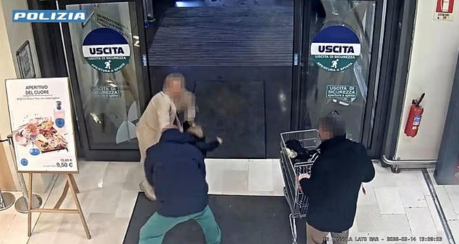 Wyrwali matce dziecko w supermarkecie! Próbowali porwać kilkulatkę