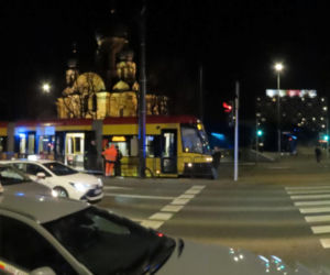 Uszkodzona szyba warszawskiego tramwaju