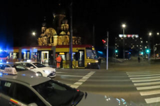 Uszkodzona szyba warszawskiego tramwaju