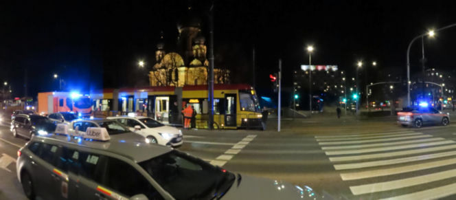 Uszkodzona szyba warszawskiego tramwaju