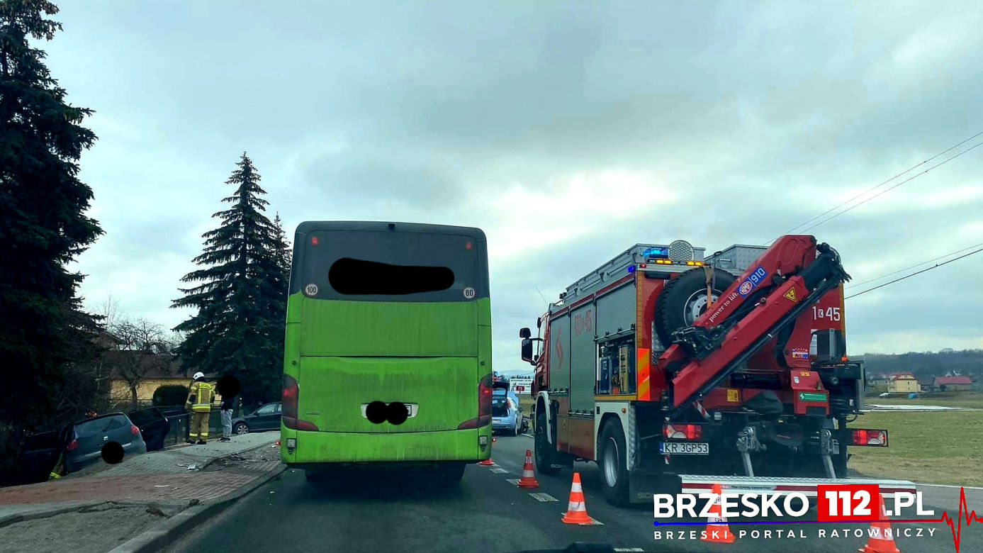 Uszew. Zderzenie dwóch samochodów na drodze krajowej nr 75