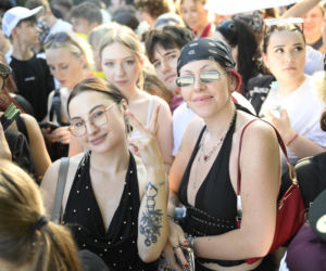 Fani w upale czekają na koncert The Weeknd. Tłumy w Warszawie