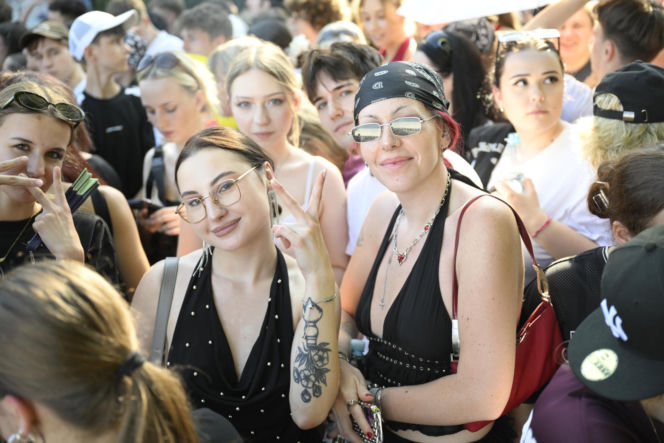 Fani w upale czekają na koncert The Weeknd. Tłumy w Warszawie