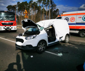 Samochód dostawczy zderzył się z koparką. Jedna osoba trafiła do szpitala
