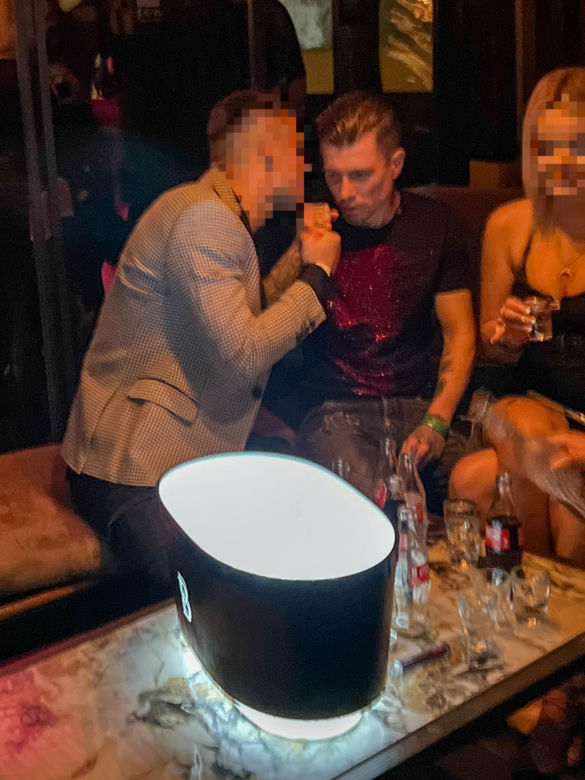 Jakub Kosecki na nocnej imprezie 