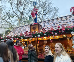 Jest rozmach! - tak polscy turyści oceniają świąteczny jarmark w Londynie. Kramy stoją też przy słynnym London Eye – z widokiem na Big Bena. Zobaczcie nasze zdjęcia!