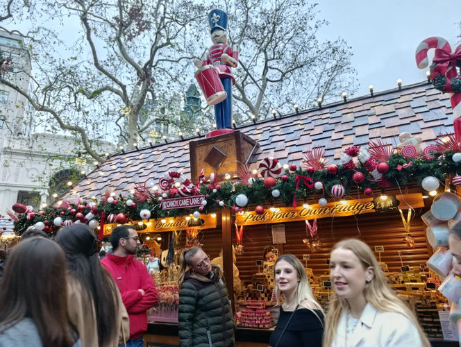 Jest rozmach! - tak polscy turyści oceniają świąteczny jarmark w Londynie. Kramy stoją też przy słynnym London Eye – z widokiem na Big Bena. Zobaczcie nasze zdjęcia!