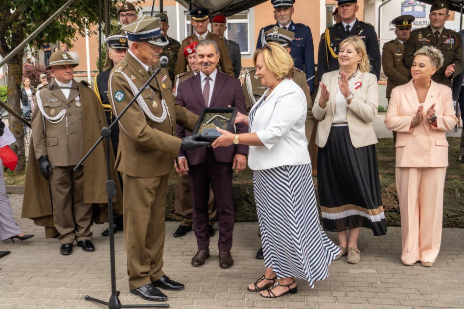 Muzeum w Orzyszu z pancernym wzmocnieniem. Czołg T-72 stanął na placu jako nowy eksponat