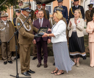 Muzeum w Orzyszu z pancernym wzmocnieniem. Czołg T-72 stanął na placu jako nowy eksponat