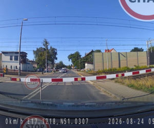 Szokujące wideo. Rodzice z dzieckiem uciekali po torach przed pędzącym pociągiem