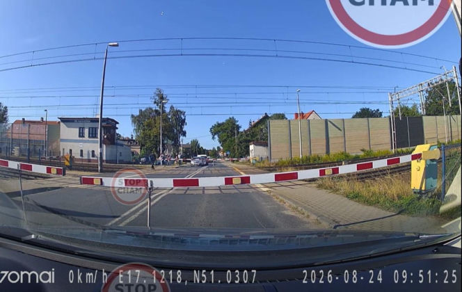 Szokujące wideo. Rodzice z dzieckiem uciekali po torach przed pędzącym pociągiem
