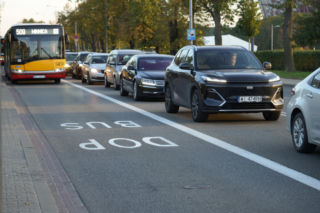 Koniec z uciążliwymi opóźnieniami autobusów na warszawskiej Pradze - drogowcy wprowadzili nowe rozwiązanie