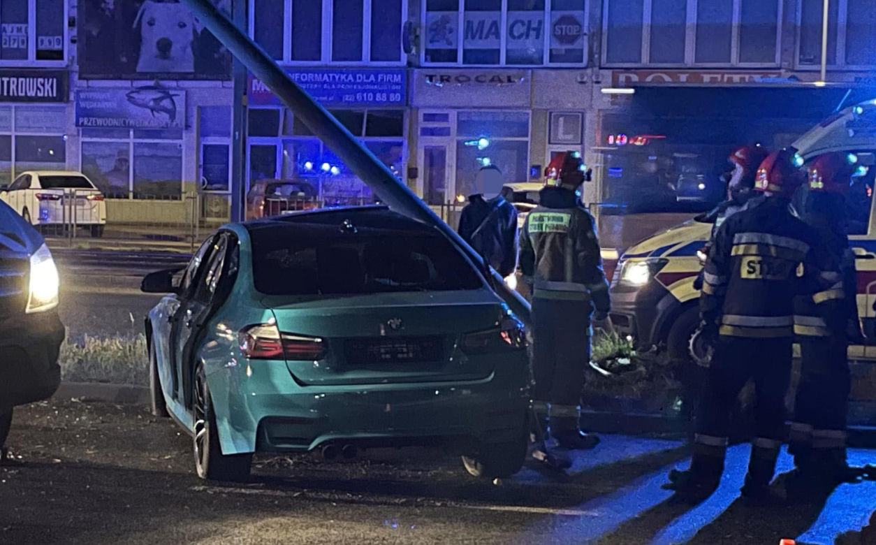 Nocna makabra na ulicach Warszawy. BMW ścięło latarnie. Egipskie ciemności na Grochowskiej