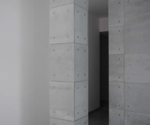 Beton architektoniczny - płyty betonowe na ścianie LUXUM