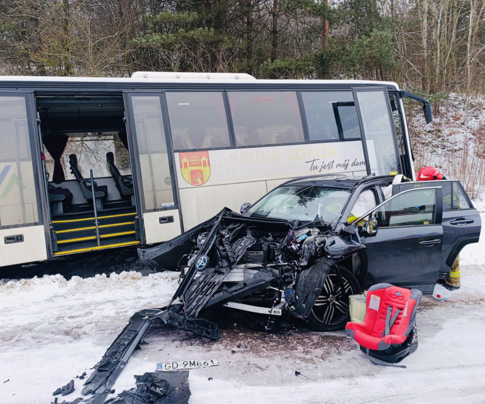 Zderzenie autobusu i samochodu osobowego w pobliżu Góry Królowej Bony pod Łomżą. Jedna osoba trafiła do szpitala 