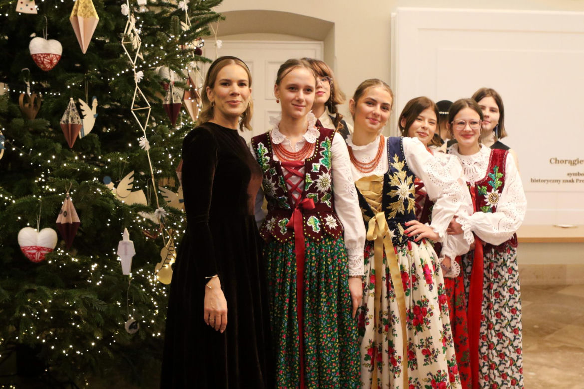 W Pałacu Prezydenckim już święta. Marta Nawrocka z rodziną ubierała choinkę