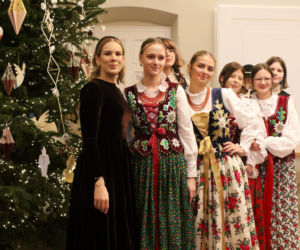 W Pałacu Prezydenckim już święta. Marta Nawrocka z rodziną ubierała choinkę