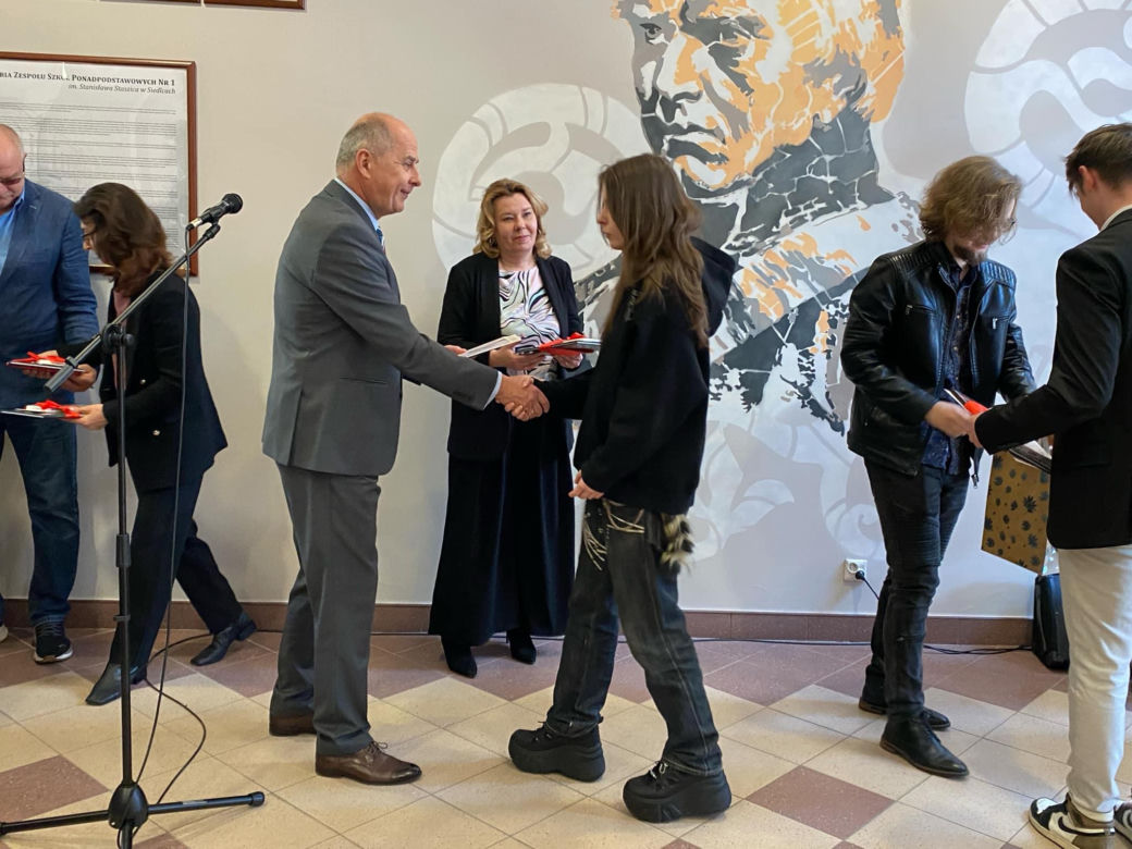 Uczniowie ZSP nr 1 stworzyli mural na ścianach szkoły. Grafika przedstawia patrona placówki