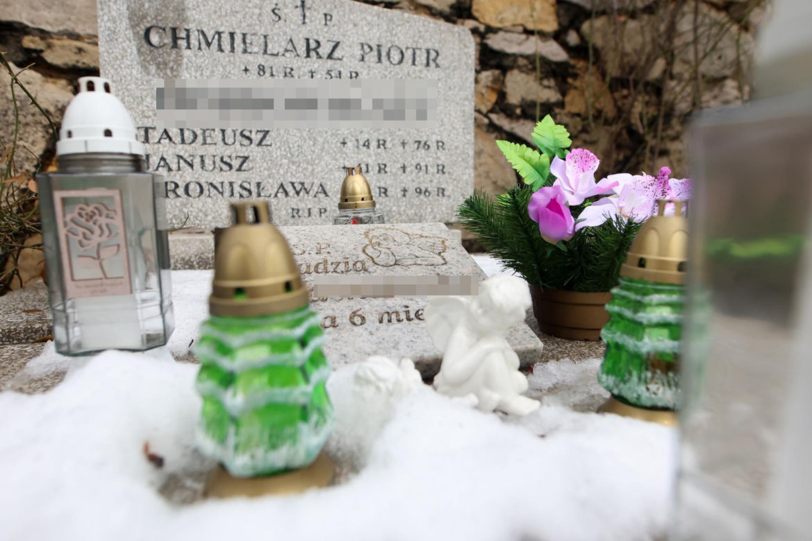 Madzia z Sosnowca miałaby dziś 14 lat. Ktoś ciągle stawia znicze na jej grobie 