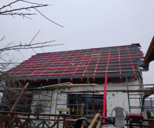 Dom Państwa Wysockich po pożarze - pierwsze prace to remont dachu